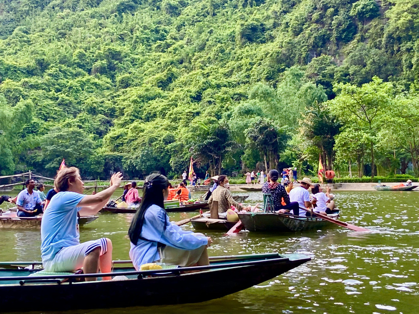 Vào mùa thu, khi khí trời mát mẻ, nhiều du khách tìm đến Tam Cốc trải nghiệm đi thuyền mới cảm được hết nét đẹp nên thơ của nơi đây. Trời tuy vẫn còn nắng nhưng không gắt gỏng như mùa hè mà thay vào đó là những làn gió dìu dịu thổi qua. Nắng mùa thu cũng không chói chang nên du khách tha hồ ngắm cảnh, thưởng hết nét thơ của những rặng núi đá vôi hai bên dòng sông.