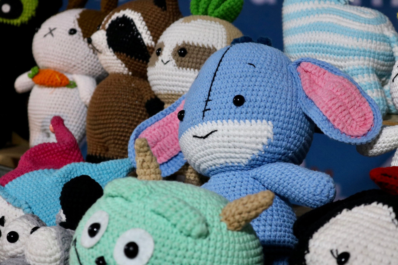 Nhiều sản phẩm handmade như móc khóa da, thú bông móc len, túi có hoa văn thêu tay là những món đồ thu hút khách tham quan.