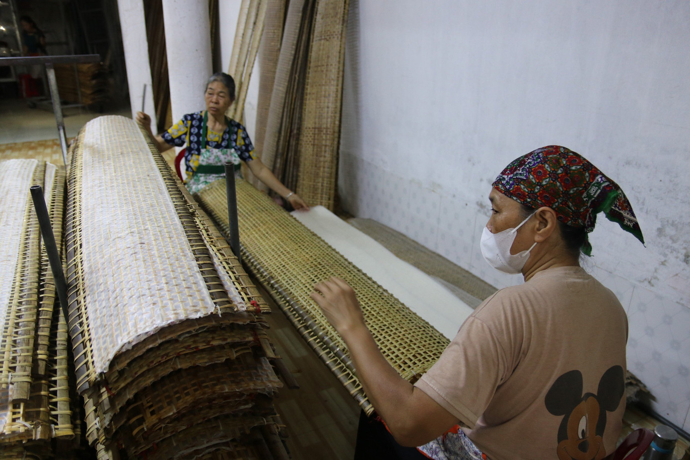 Bánh đa nem sau khi tráng bằng máy sẽ trải ra khuôn để phơi nắng và cắt tạo khuôn.