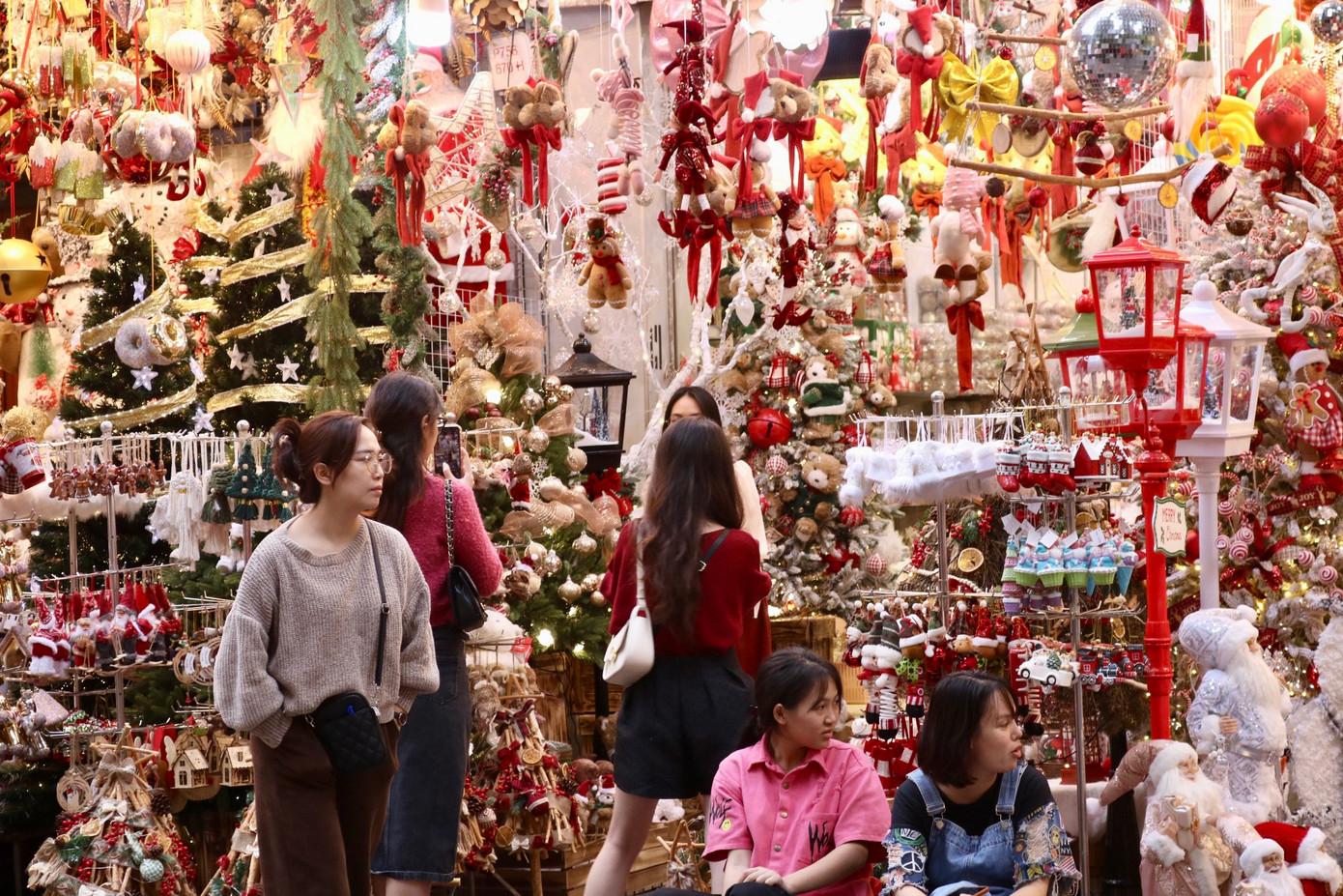 Nhiều người kéo về phố Hàng Mã mua sắm đồ trang trí.