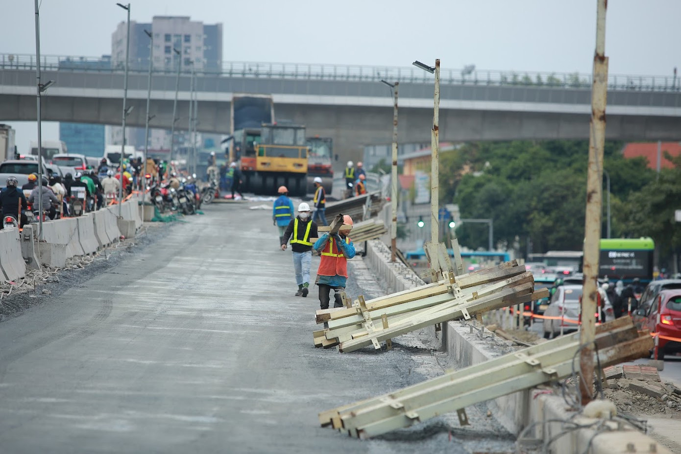 Dự án xây dựng 2 cầu vượt thép song song với cầu vượt Mai Dịch do Ban Quản lý dự án Thăng Long làm chủ đầu tư; nhà thầu thi công là Tập đoàn TAISE (Nhật Bản). Dự án được khởi công ngày 14/2/2023, đặt kế hoạch hoàn thành trong năm 2023 nhưng do vướng mắc về mặt bằng và các thủ tục về đầu tư nên tiến độ hoàn thành bị chậm lại, dự kiến trước ngày 31/3/2024.