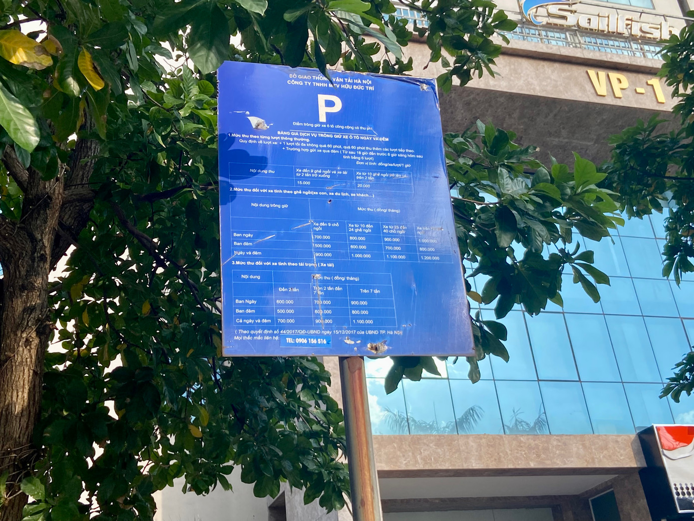 "Nơi đỗ xe" trên hai tuyến phố này do Công ty TNHH MTV Hữu Đức Trí quản lý và được niêm yết giá công khai. Trên biển báo đỗ xe có ghi phí trông xe theo lượt và theo tháng.