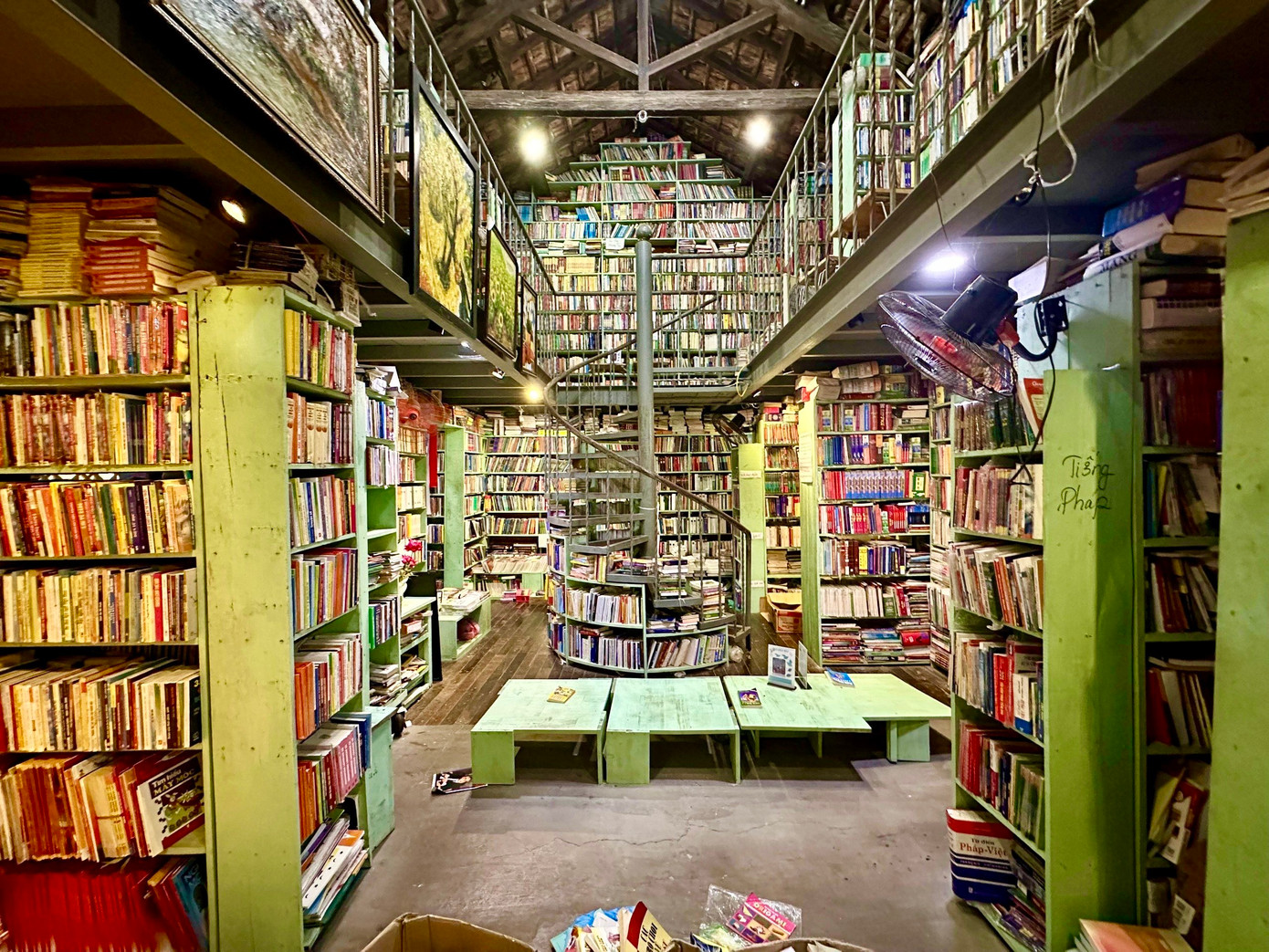 Nhà sách được chia thành 2 tầng. Riêng tầng 2 được bày biện thêm bàn để khách đến có chỗ ngồi nghỉ chân, thưởng thức cà phê và đọc sách, khách hàng có thể đến ngồi đọc sách cả ngày mà không bị tính phí.