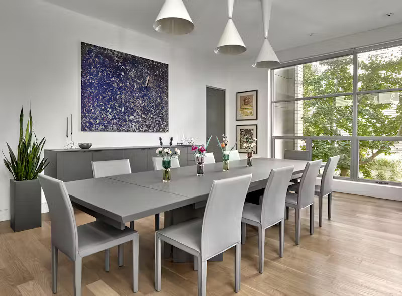 Tách biệt bởi cầu thang trung tâm bên trong, phòng ăn chính nằm phía sau nhà, mở rộng không gian sinh hoạt ra sân trong, nơi có cây Ginkgo toả bóng xanh mát.