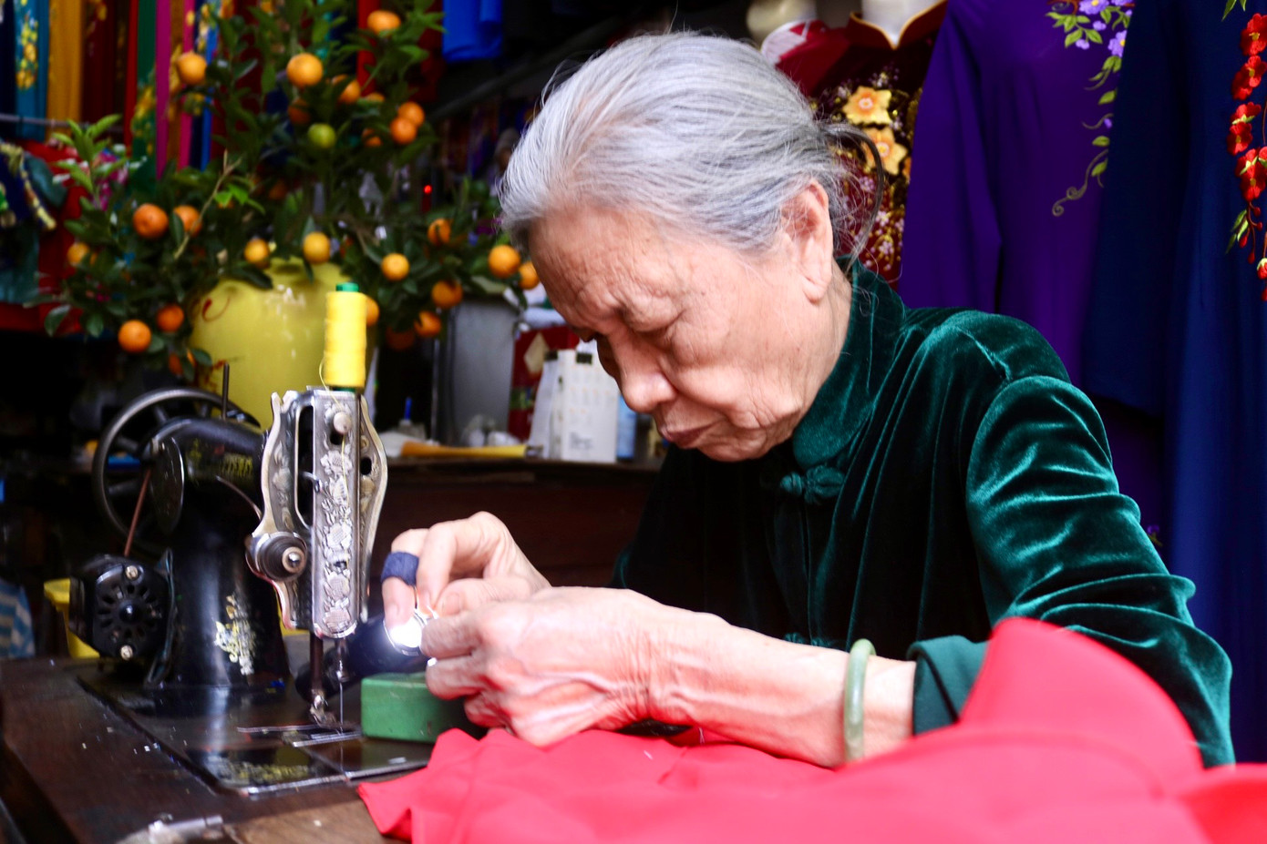 Dù đã 85 tuổi, nhưng hàng ngày bà Lê Thị Quyến vẫn tỉ mỉ khâu từng tà áo dài, từ việc xâu kim, luồn chỉ... bà đều có thể tự mình làm một cách trơn tru. Bà gọi cái nghề này là nghề "làm đẹp cho đời": "Chỉ cần nhìn người ta mặc lên chiếc áo mình may là tôi lại cảm thấy hạnh phúc. Thực ra mà nói thì nghề này cũng là nghề làm đẹp cho mọi người, một phần nữa là mình cũng không biết buôn bán nên lại càng hăng say với nghề" - bà cho hay. Dù đã 85 tuổi, nhưng hàng ngày bà Lê Thị Quyến vẫn tỉ mỉ khâu từng tà áo dài, từ việc xâu kim, luồn chỉ... bà đều có thể tự mình làm một cách trơn tru. Bà gọi cái nghề này là nghề "làm đẹp cho đời": "Chỉ cần nhìn người ta mặc lên chiếc áo mình may là tôi lại cảm thấy hạnh phúc. Thực ra mà nói thì nghề này cũng là nghề làm đẹp cho mọi người, một phần nữa là mình cũng không biết buôn bán nên lại càng hăng say với nghề" - bà cho hay.