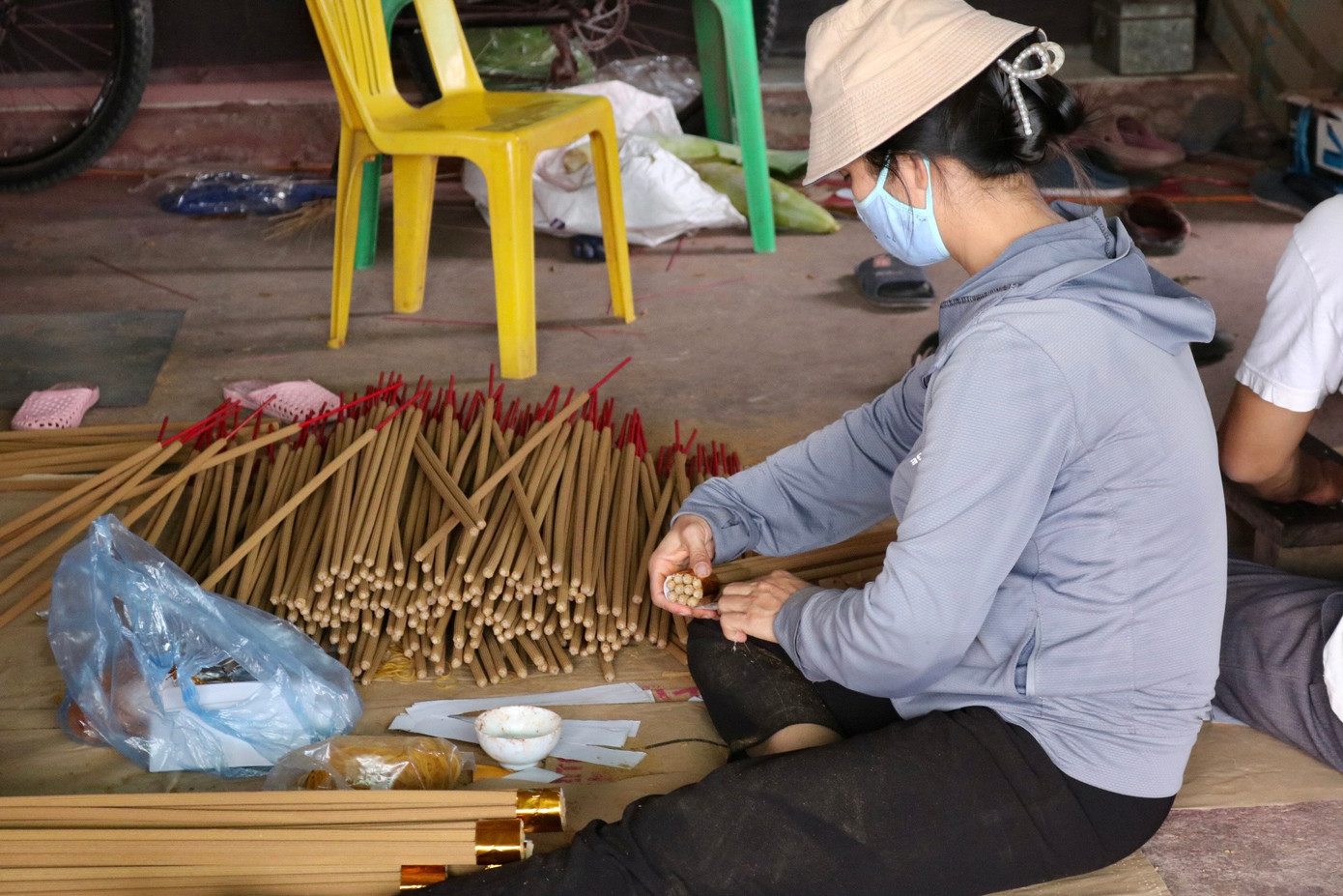 Theo người dân, những ngày thường họ chỉ làm 8 tiếng một ngày nhưng gần tết, trung bình mỗi người làm gần 10 tiếng/ngày. Tính trung bình một người có thể làm được từ 15 - 20 kg hương mỗi ngày.