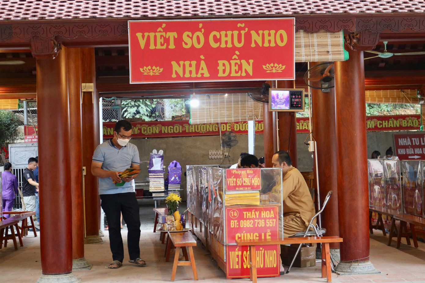 Khu vực viết sớ luôn có người túc trực để hỗ trợ những người có mong muốn dâng sớ lên đền. Khu vực viết sớ luôn có người túc trực để hỗ trợ những người có mong muốn dâng sớ lên đền.