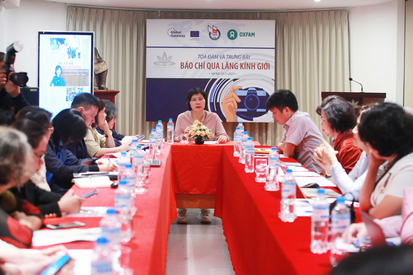 PGS.TS Đỗ Thị Thu Hằng, Trưởng ban Nghiệp vụ Hội nhà báo Việt Nam chủ trì tọa đàm. PGS.TS Đỗ Thị Thu Hằng, Trưởng ban Nghiệp vụ Hội nhà báo Việt Nam chủ trì tọa đàm.