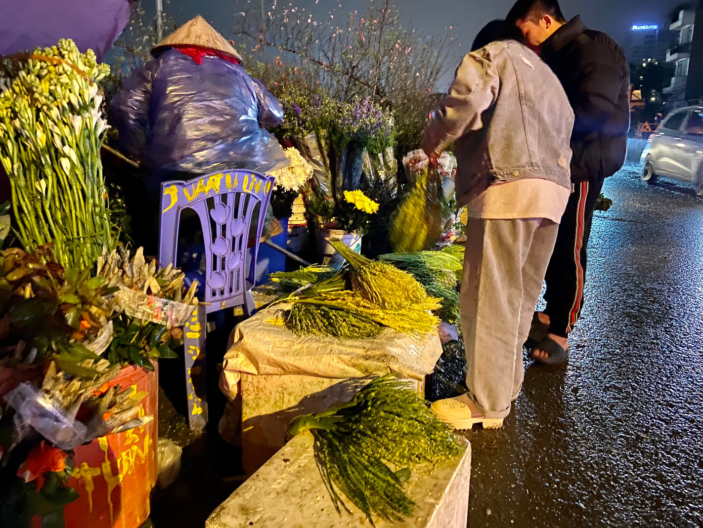 Hoa cau giá gần 200.000 bó vẫn hút khách. Thay vì mua hoa hồng, hoa cúc... nhiều người mua hoa cau về để cúng rằm.