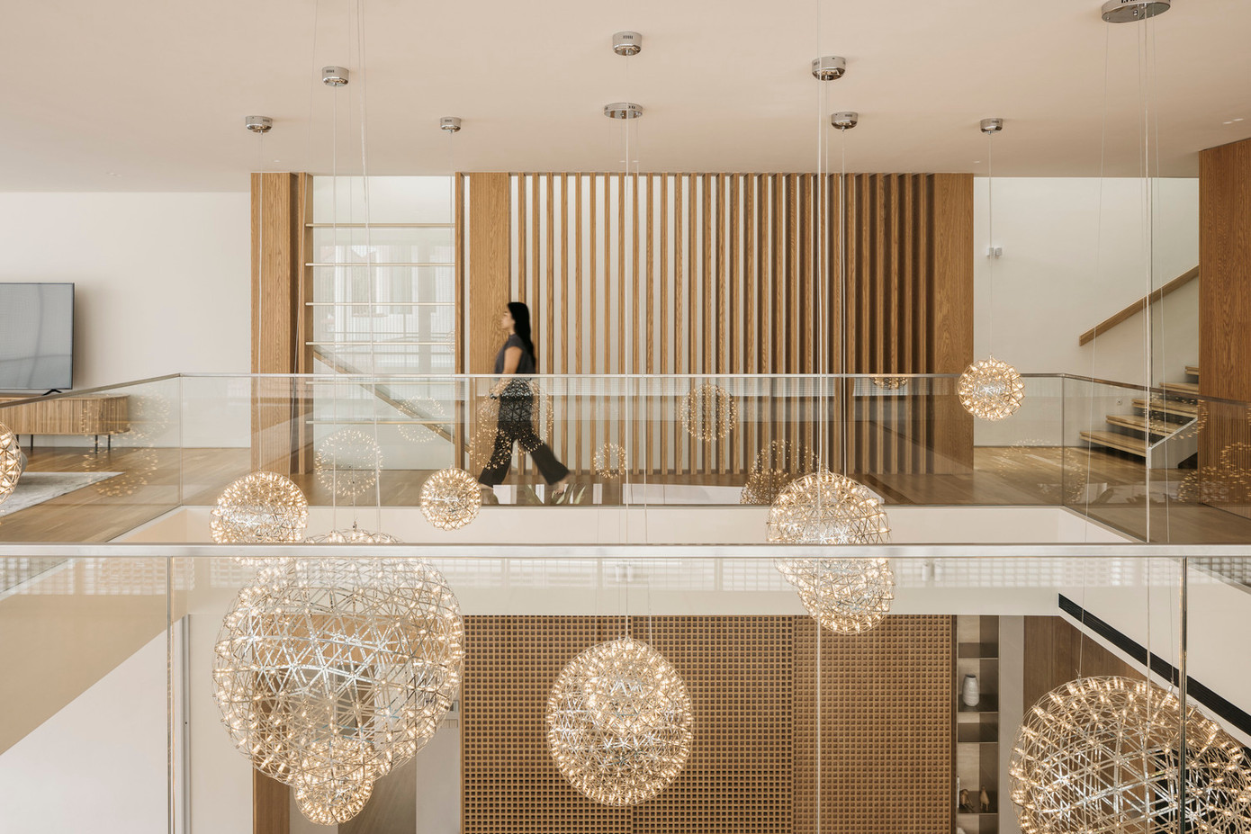 Cảm giác rộng rãi được tăng cường nhờ sự kết nối linh hoạt giữa các tầng, cùng với cửa kính trượt lớn giúp mở rộng không gian và đón ánh sáng tự nhiên tràn ngập vào bên trong.