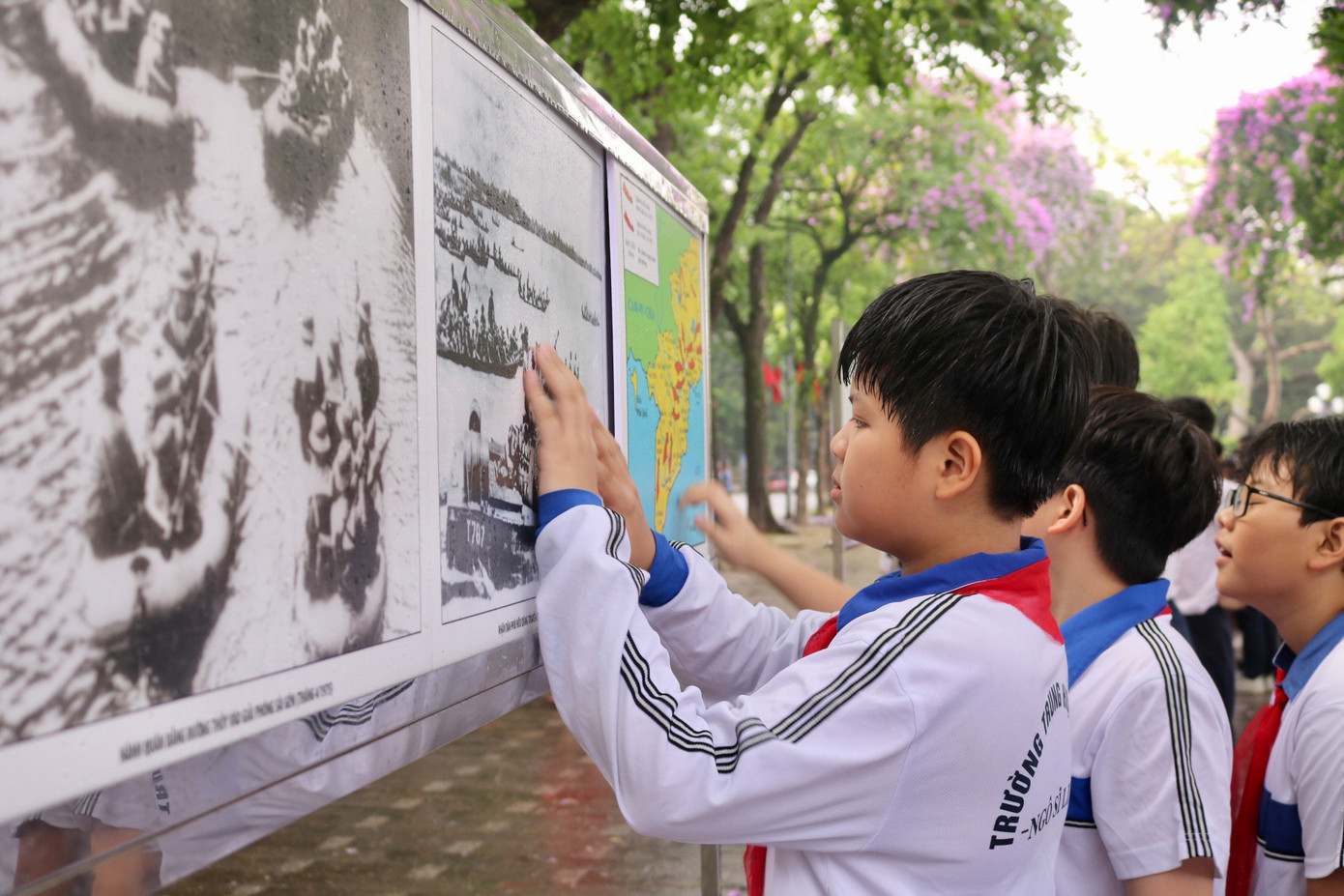 Học sinh hai trường háo hức tìm hiểu về Chiến dịch lịch sử Điện Biên Phủ đất nước qua những tư liệu, tranh ảnh tại triển lãm.