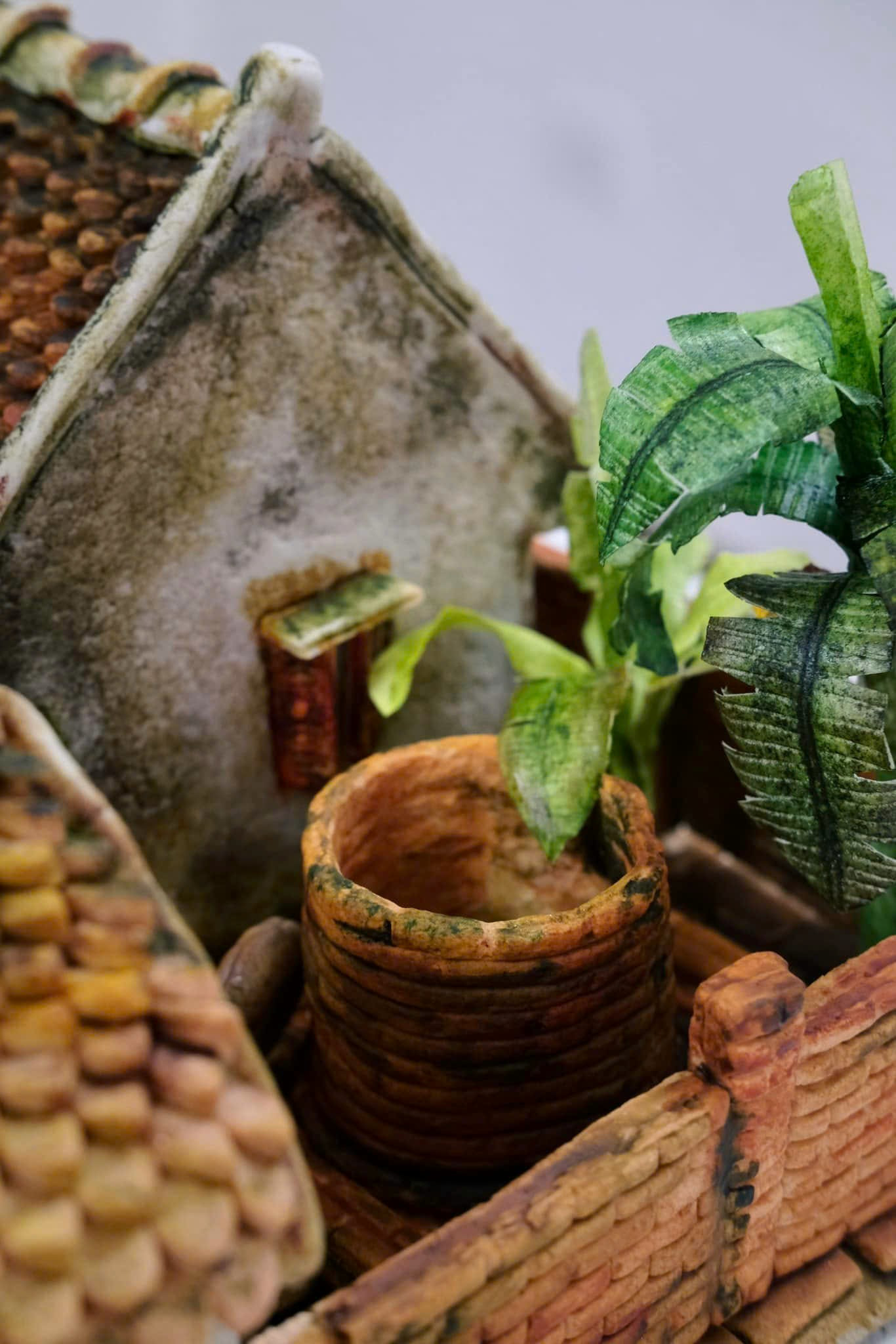 Trong bánh trung thu có đầy đủ cả mái ngói đỏ, sân gạch, bờ tường rêu phong và cây cau trước nhà, lu nước, bụi chuối,...