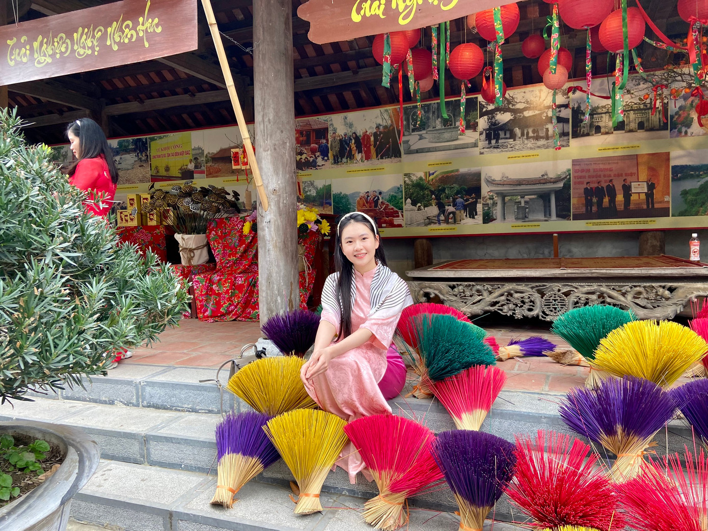 Nhiều bạn trẻ diện áo dài đến check-in tại Côn Sơn - Kiếp Bạc.