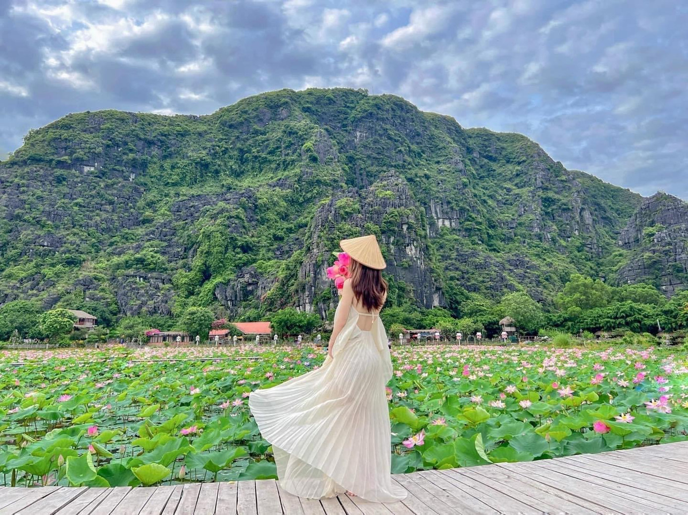 Ngoài áo dài, áo bà ba, hay áo tứ thân, du khách đến đây cũng có thể lựa chọn những bộ váy maxi, hay váy lụa tay bồng để có những bức ảnh ưng ý.