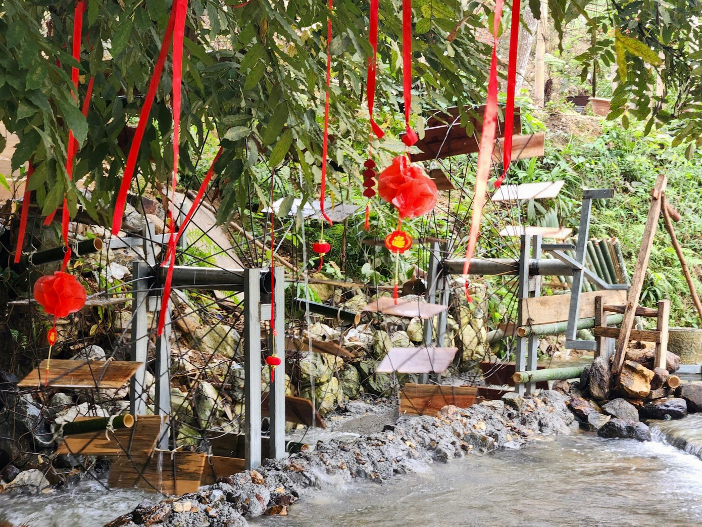 Tận dụng lợi thế cảnh đẹp được thiên nhiên ưu ái cho nơi này, chị Trần Yến Nhi đã mở quán cà phê và trang trí, tạo không gian check-in bên suối để phục vụ nhu cầu chụp ảnh của khách khi đến đây thư giãn. Tận dụng lợi thế cảnh đẹp được thiên nhiên ưu ái cho nơi này, chị Trần Yến Nhi đã mở quán cà phê và trang trí, tạo không gian check-in bên suối để phục vụ nhu cầu chụp ảnh của khách khi đến đây thư giãn.