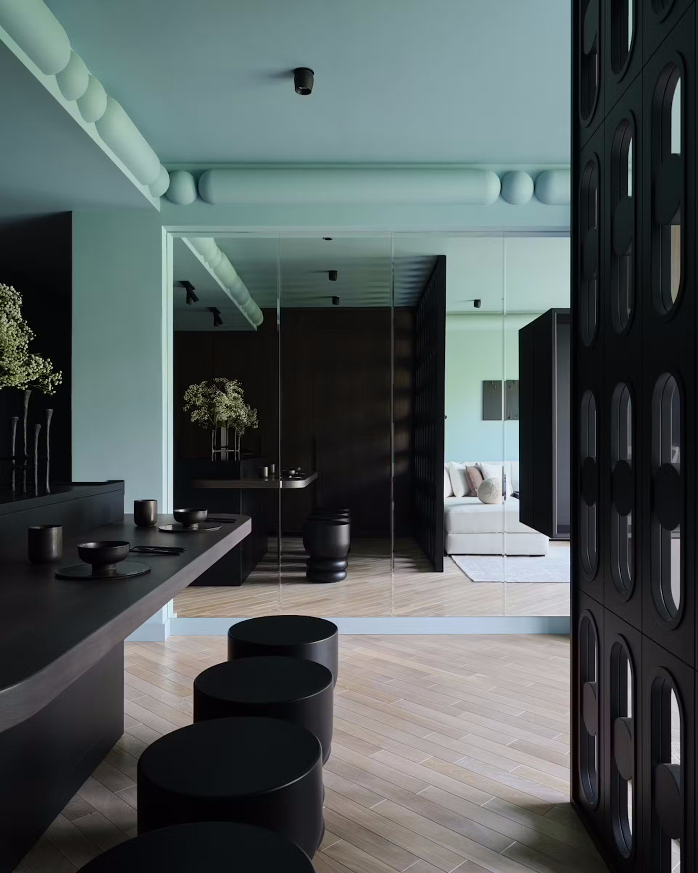 Khối không gian riêng gồm phòng ngủ, phòng thay đồ và phòng tắm master khéo giấu sau hệ tủ. Mỗi khu vực có chức năng rõ ràng, chuyển tiếp liền mạch.