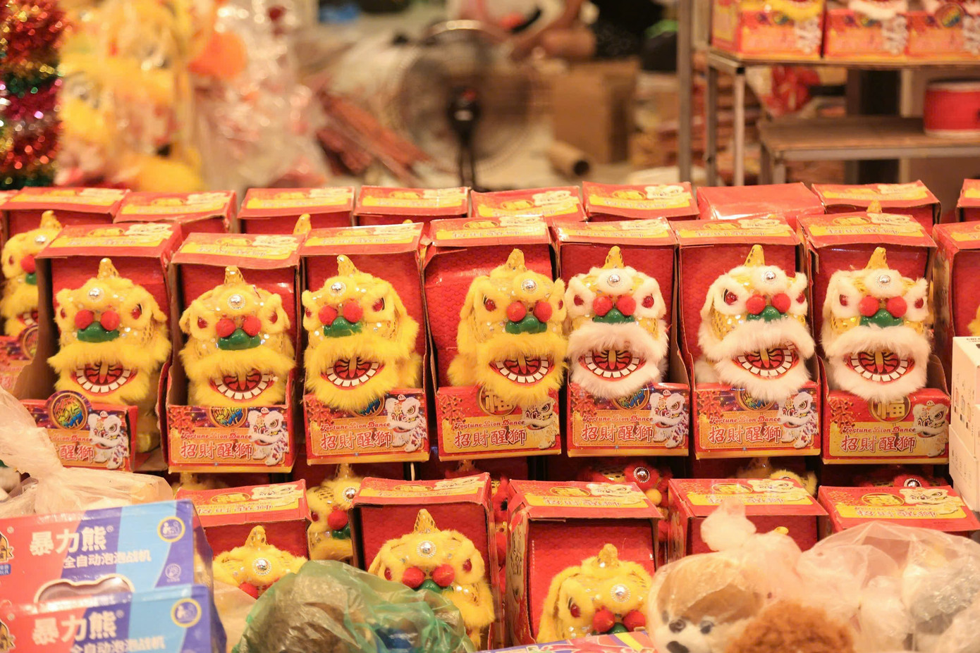 Nếu như vài năm trước, có nhiều lo ngại về việc các đồ chơi ngoại nhập, hiện đại lấn át các món đồ chơi trung thu truyền thống thì khoảng 2 năm trở lại đây, những món đồ chơi Trung thu truyền thống, thủ công lại bày bán nhiều và có phần được ưa chuộng trở lại.