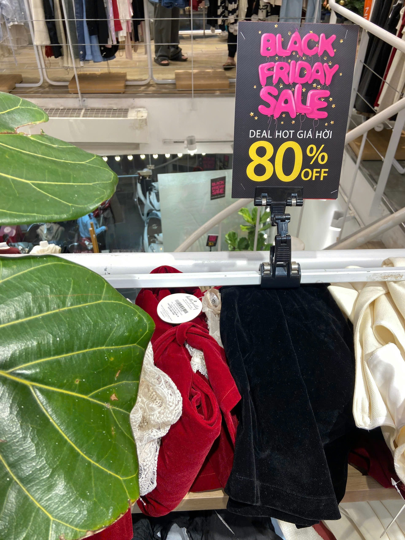 Nhiều mặt hàng giảm đến 80%. Nhiều mặt hàng giảm đến 80%.