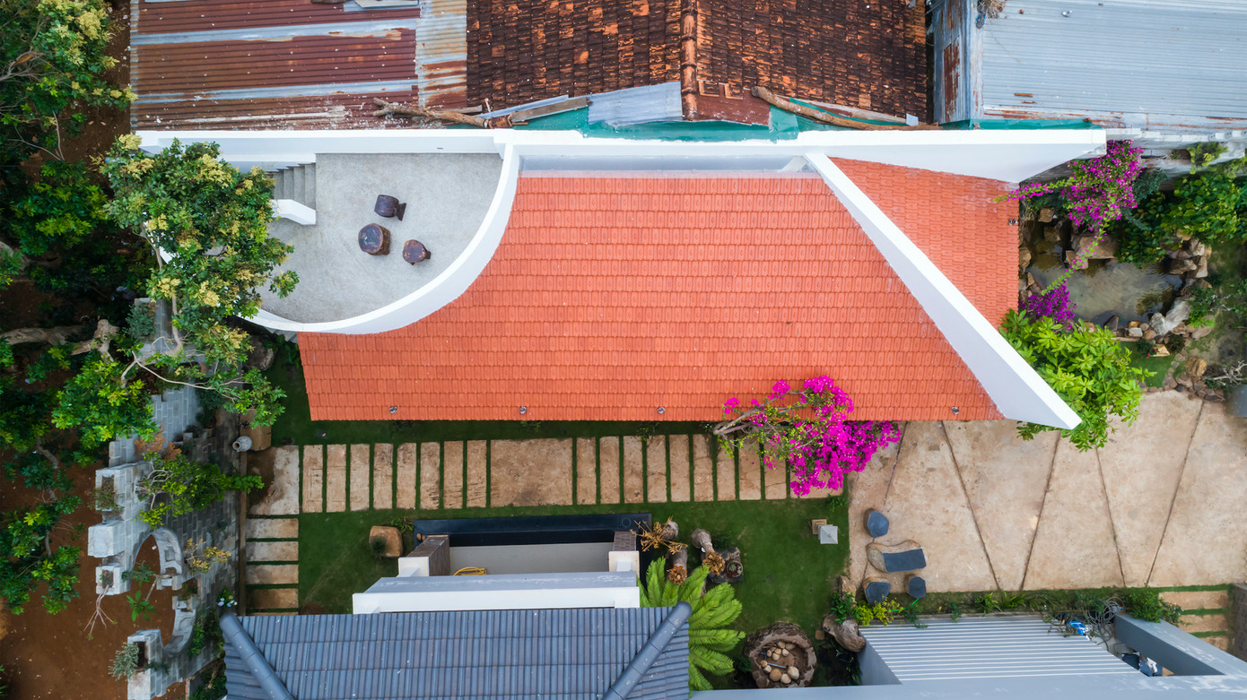 Các chi tiết kiến trúc thô mộc mà tinh tế tạo nên một không gian sống vừa gắn bó với truyền thống, vừa hòa nhịp với cảm quan hiện đại.