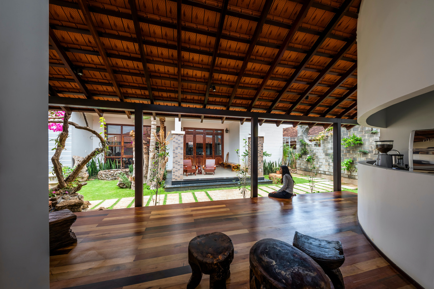 Nằm cạnh nhà ở chính, chái nhà có không gian đa năng chỉ rộng khoảng 50m2 nhưng đầy đủ sự tiện nghi và ấm cúng. Công trình được thiết kế như một khoảng lặng để làm việc, tiếp khách hay đơn giản chỉ là để "sống chậm lại" giữa nhịp sống thành thị hối hả.