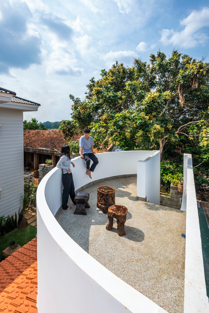 Những lớp mặt phẳng được sắp đặt khéo léo dẫn bước người xem lên cầu thang cong tạo điểm nhấn cho công trình.