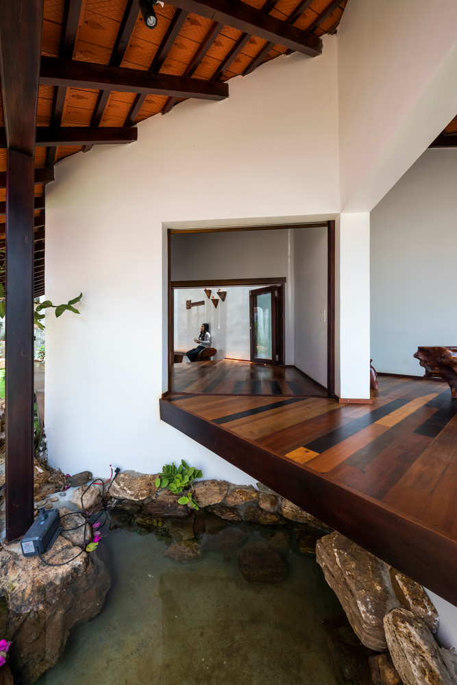 Đá tự nhiên, đá mài, ngói đất nung, gỗ tái chế từ những ngôi nhà cũ,... tất cả góp phần tạo nên một không gian mộc mạc mà sâu sắc.