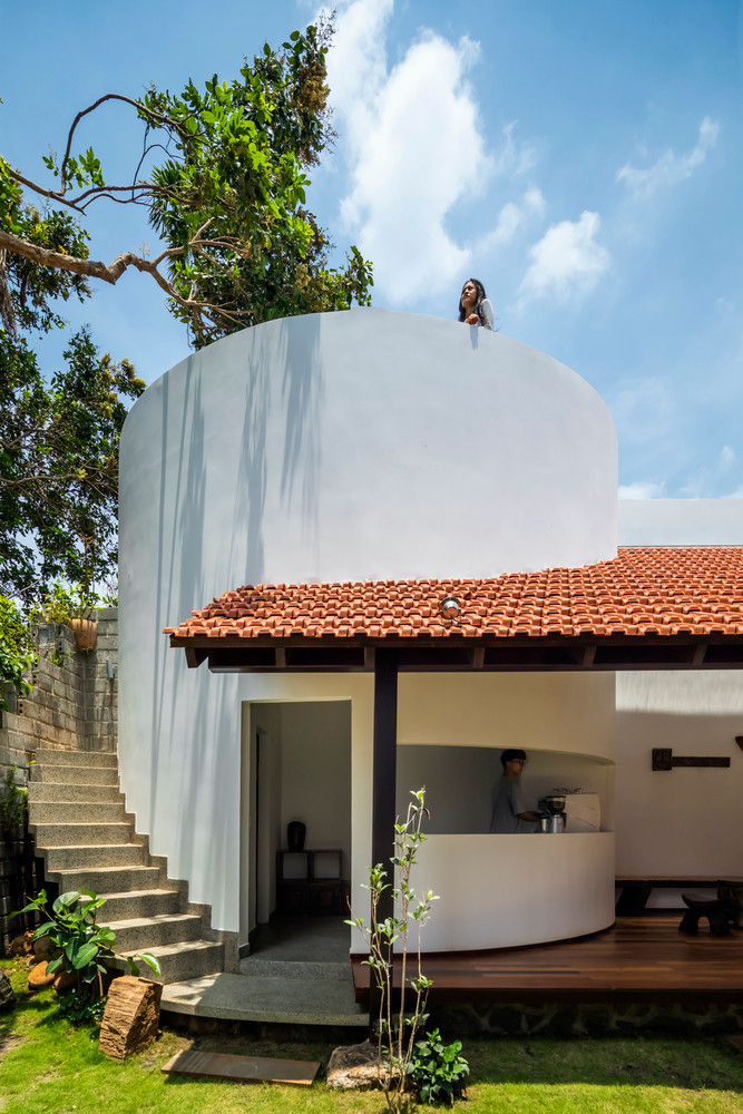 Những lớp mặt phẳng được sắp đặt khéo léo dẫn bước người xem lên cầu thang cong tạo điểm nhấn cho công trình.