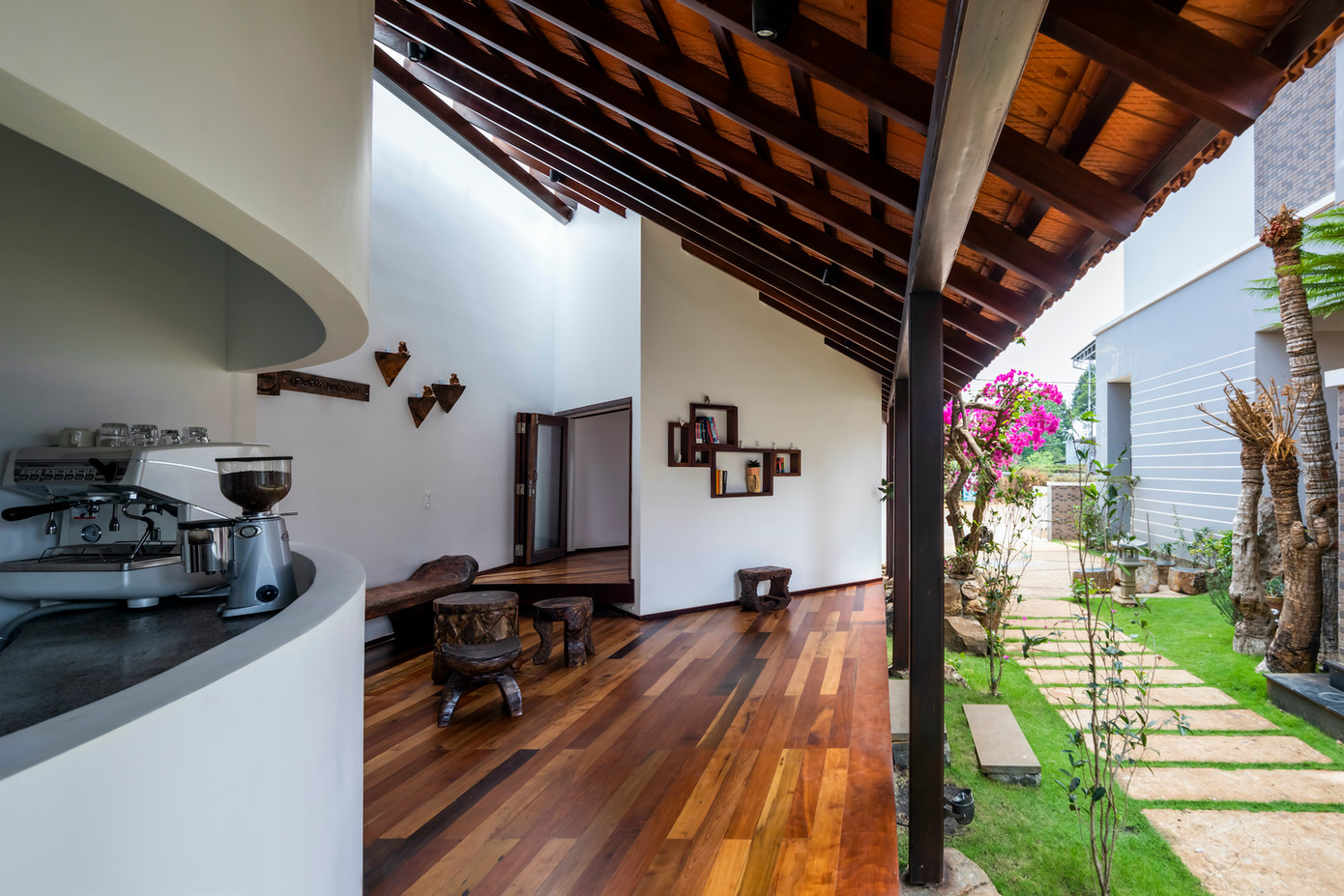 Thay vì có mặt tiền kiểu mẫu, công trình dần hé lộ nét duyên qua các lớp không gian xếp chồng, mở ra dần dần sau bức tường nghiêng nơi lối vào.