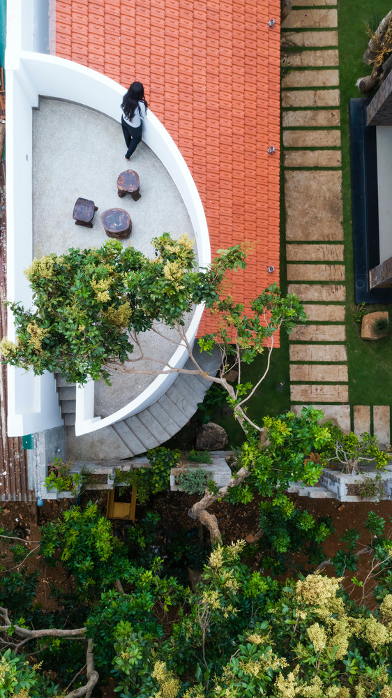 Những lớp mặt phẳng được sắp đặt khéo léo dẫn bước người xem lên cầu thang cong tạo điểm nhấn cho công trình.