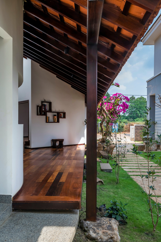 Thay vì có mặt tiền kiểu mẫu, công trình dần hé lộ nét duyên qua các lớp không gian xếp chồng, mở ra dần dần sau bức tường nghiêng nơi lối vào.