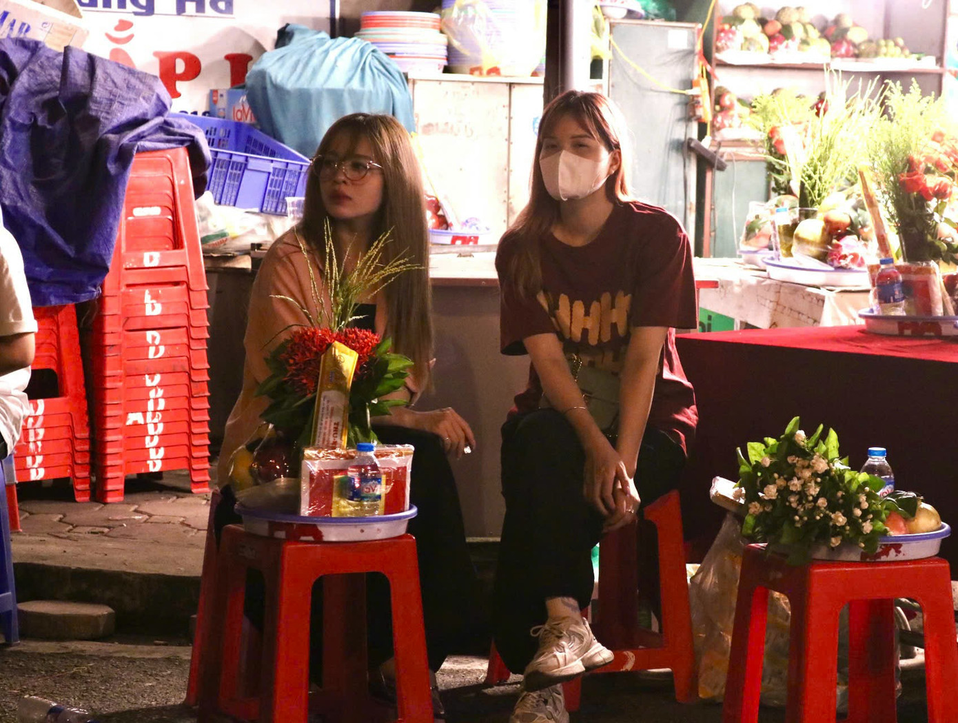 Các bạn trẻ đến đây đều với mong muốn cầu cho việc buôn bán hanh thông, hơn thế nữa là cầu cho gia đình bình an, hạnh phúc, cầu phúc an lành cho bố mẹ, đấng sinh thành vào dịp lễ Vu Lan báo hiếu.