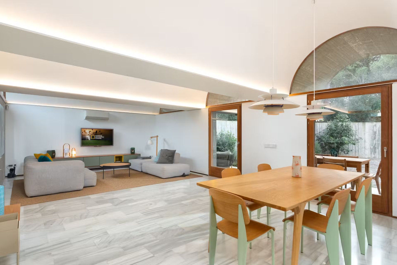 Không gian sinh hoạt chung rộng rãi, thoáng mát.