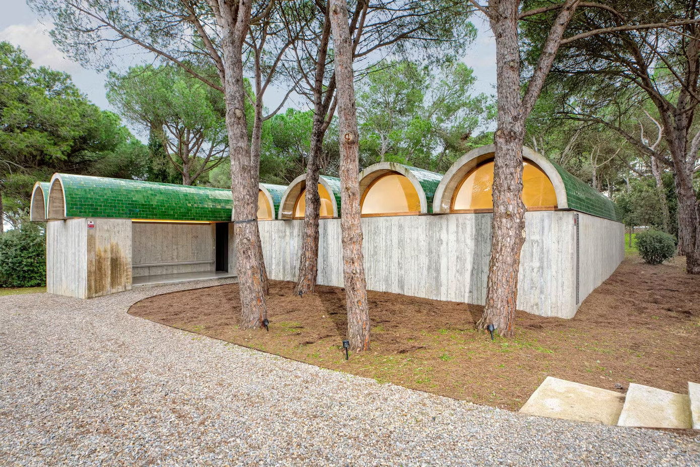 Ngôi nhà có khu vực đỗ xe ngoài trời rộng rãi.