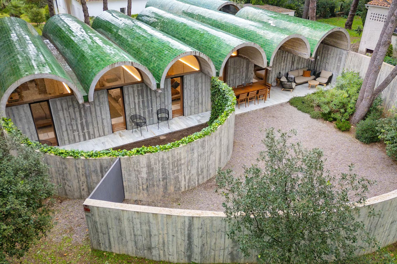 Cấu trúc bao gồm các bức tường bê tông cốt thép cao hơn 2 mét, để đỡ một phần mái nhà được tạo thành từ các mái vòm hình bán nguyệt đúc sẵn trên mặt tiền phía nam.