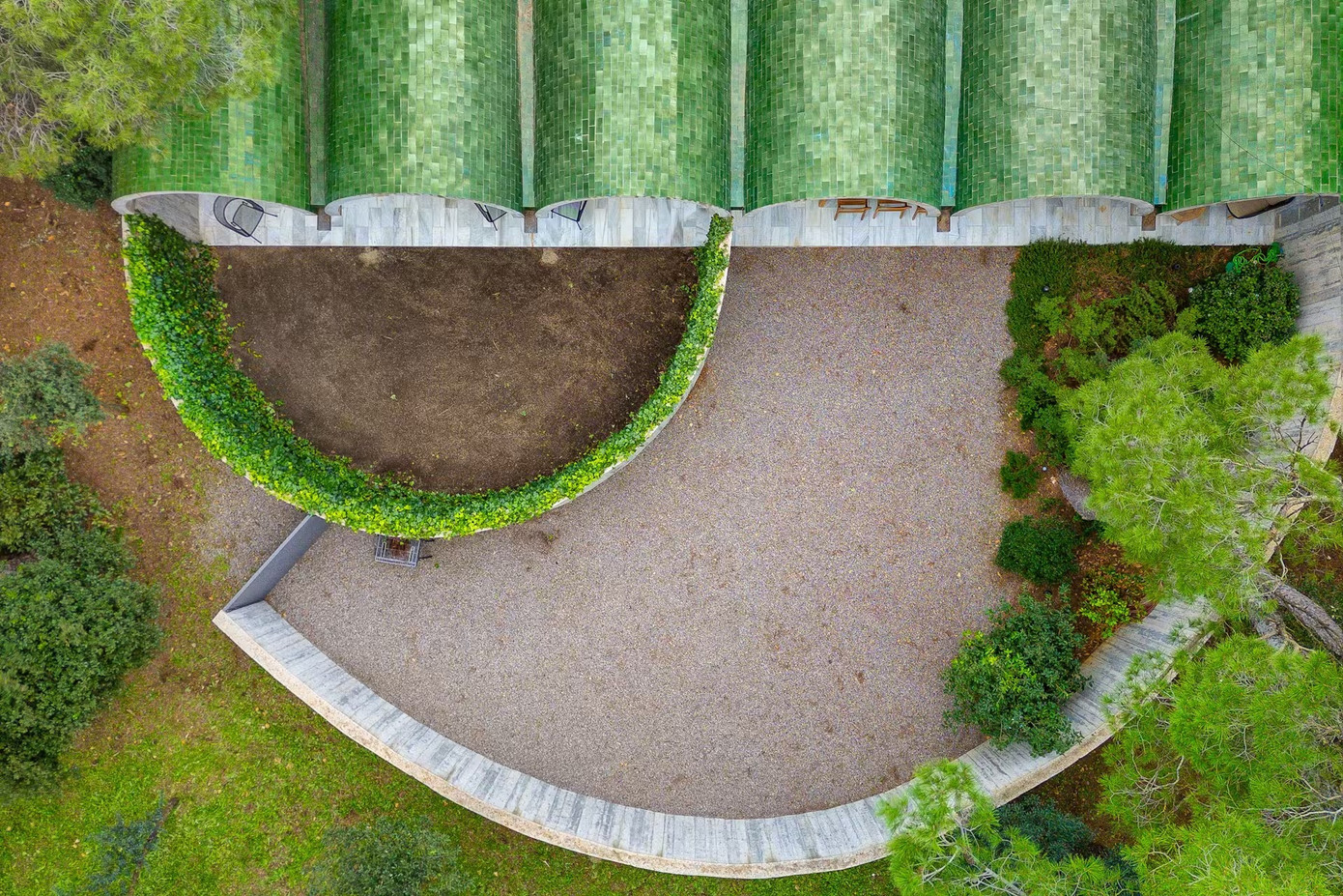 Ngôi nhà có diện tích khoảng 175m2 gồm có 3 phòng ngủ, 2 phòng tắm.