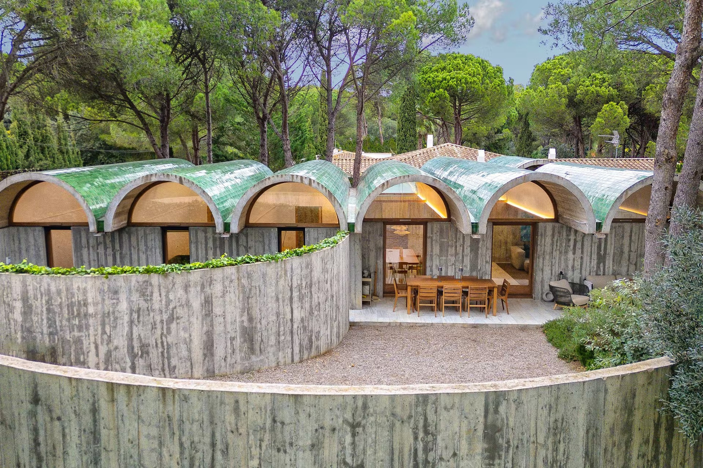 Thiết kế được lấy cảm hứng từ vẻ đẹp tự nhiên xung quanh, kết hợp với nét đẹp lịch sử của Empúries, với trọng tâm là tận dụng được tối đa ánh sáng tự nhiên suốt cả ngày.