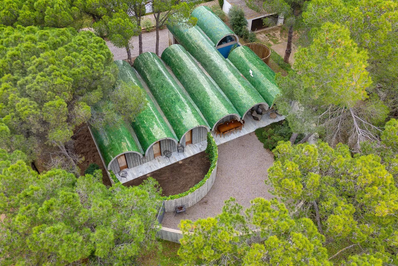 Nằm ẩn mình trên một con phố yên tĩnh, ngôi nhà đem đến cho gia chủ sự bình yên, thư thái với đầy đủ dịch vụ thiết yếu.