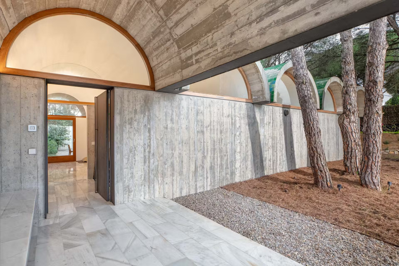 Ngôi nhà có tầm nhìn ra rừng thông xung quanh, đồng thời cũng đảm bảo sự riêng tư của gia chủ.