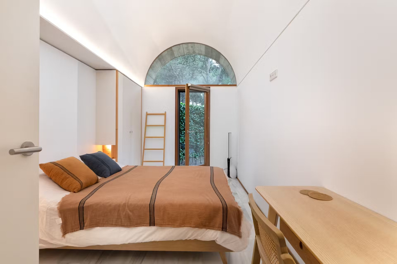 Ngôi nhà có 3 phòng ngủ, phòng ngủ chính có phòng tắm riêng và tủ quần áo âm tường, trong khi hai phòng ngủ còn lại dùng chung phòng tắm.