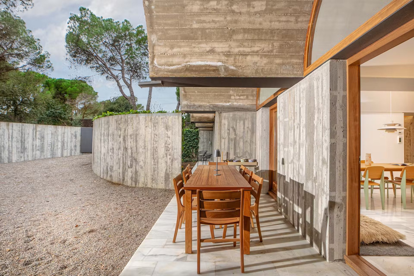 Tất cả các phòng đều mở trực tiếp ra sân và vườn.