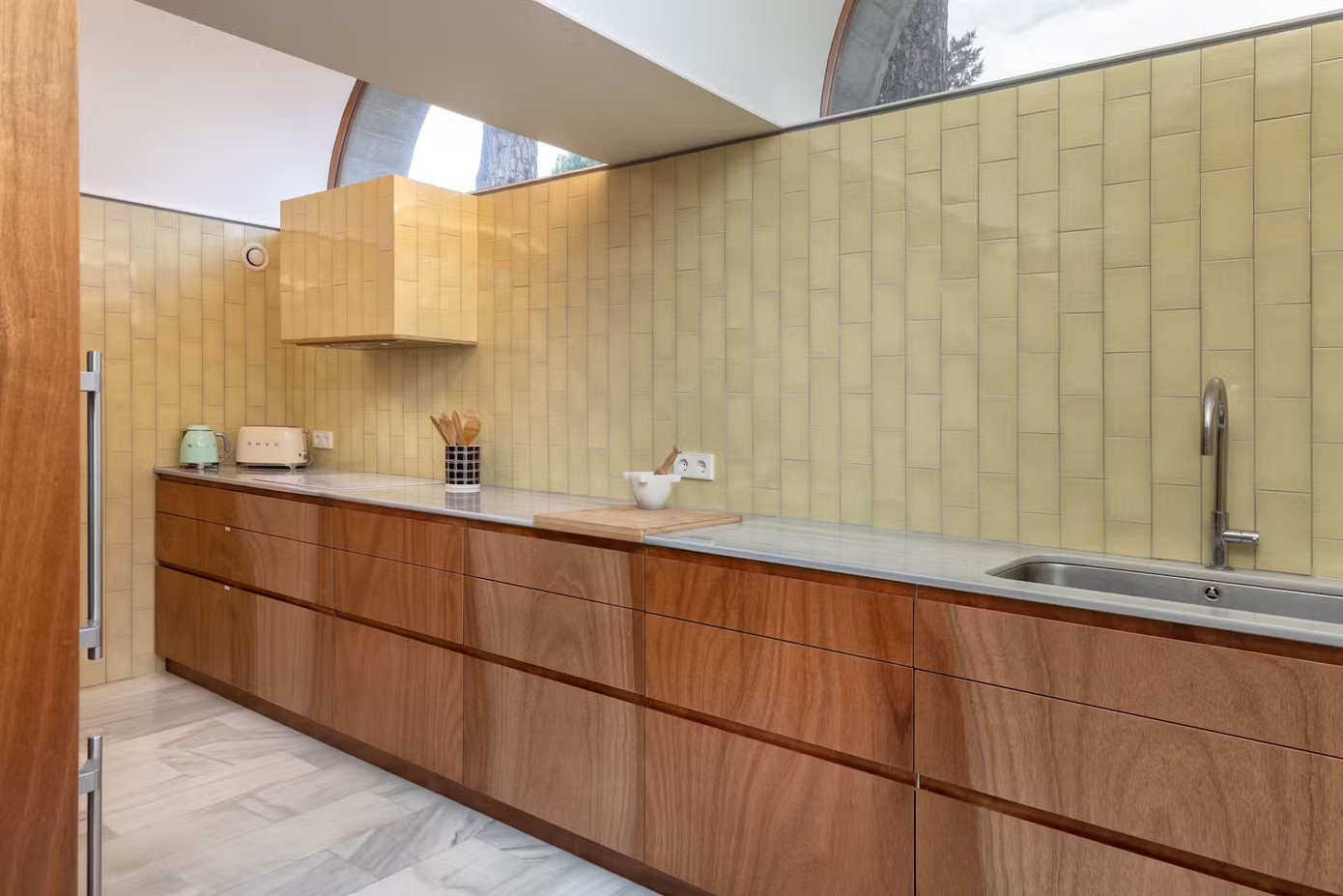 Nhà bếp được thiết kế độc đáo.