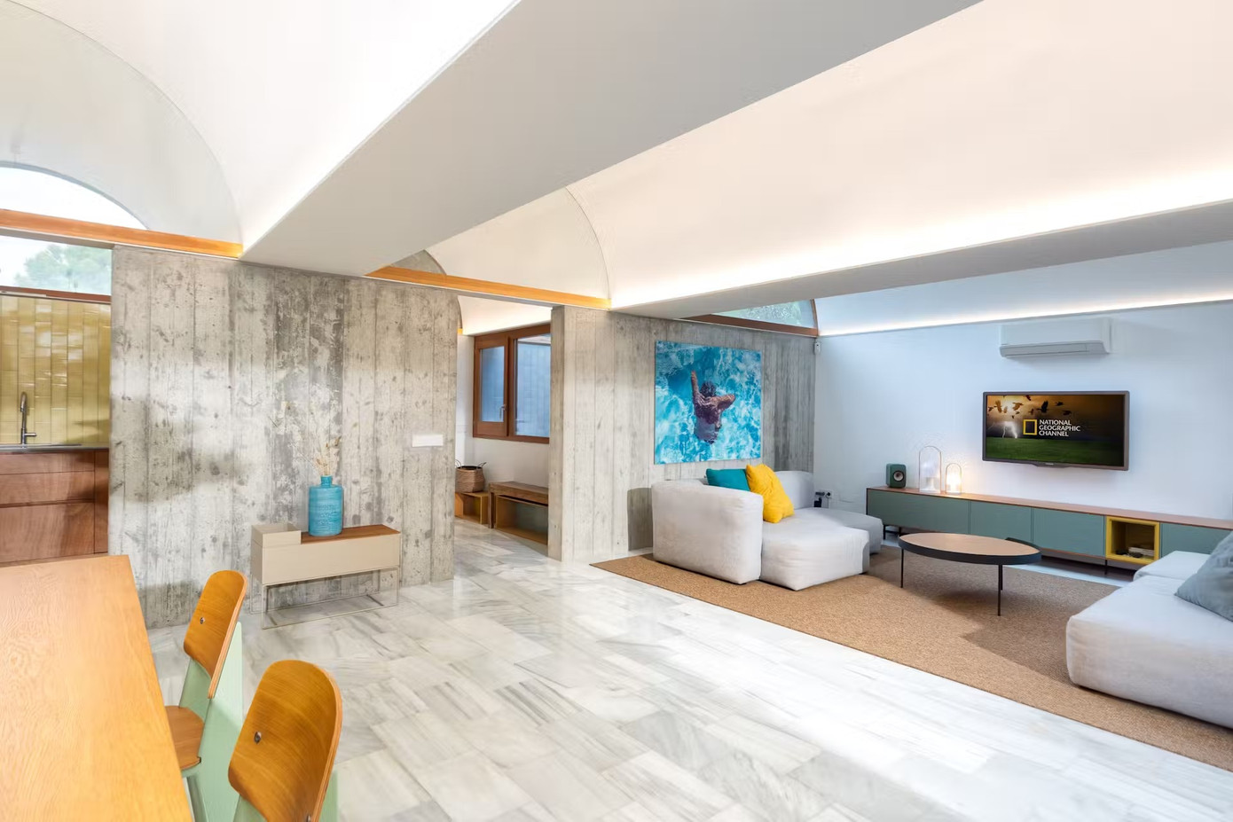 Khu vực sinh hoạt chính là một không gian mở, kết hợp các khu vực sinh hoạt và ăn uống với lối đi dẫn trực tiếp ra sân, vườn.