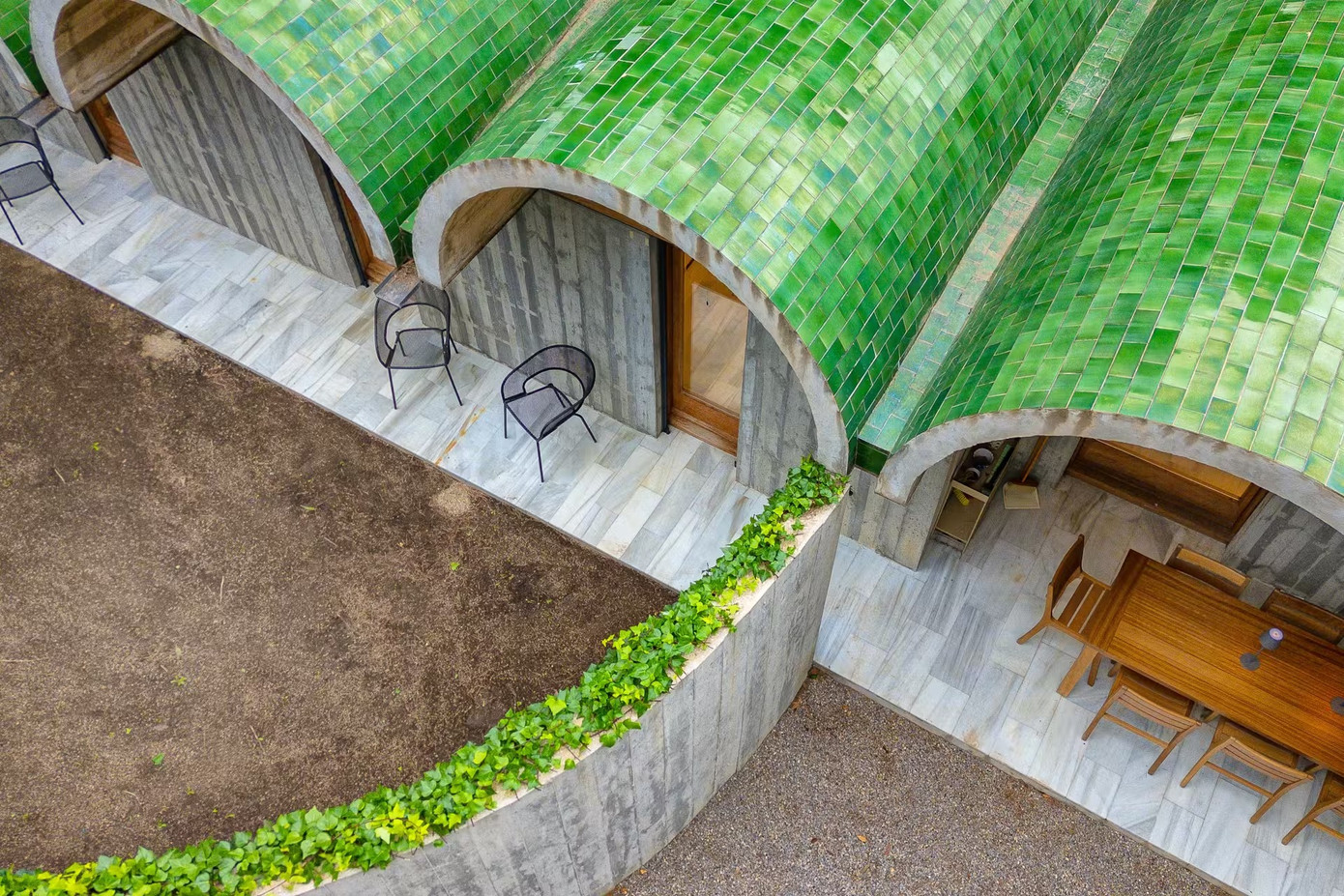 Mái nhà có gạch gốm màu xanh lá cây được sản xuất tại La Bisbal d'Empordà.