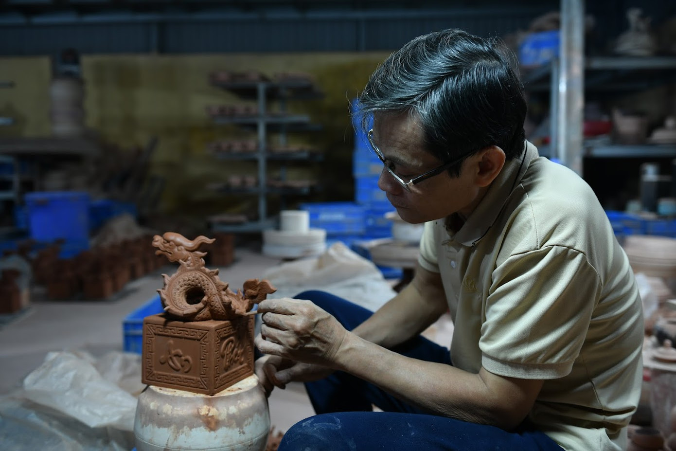 Tính đến nay, ông Khoa đã có tới gần 40 năm gắn bó với nghề gốm. Theo ông Khoa, những ngày cận tết là những ngày bận nhất nên để đủ đơn hàng cho dịp lễ này, những người thợ thường phải tăng ca tới đêm.