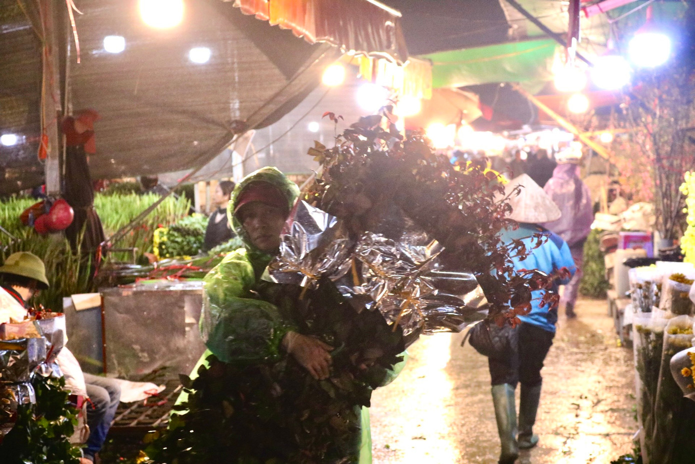 Theo ghi nhận vào đêm 14 rạng sáng 15 tháng Giêng tại chợ hoa Quảng An chỉ có lác đác khách lẻ tới mua hoa.