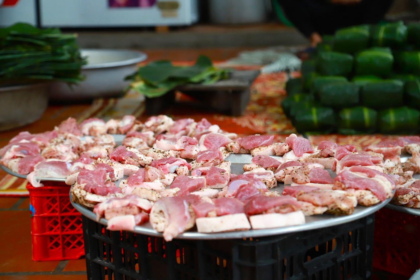 Khi nói tới bí quyết làm bánh chưng, bà Dạp cho biết, từ khâu chọn thịt cũng phải “chọn mặt gửi vàng” nơi người bán: “Phải là người tin cậy thì chúng tôi mới dám đặt”.