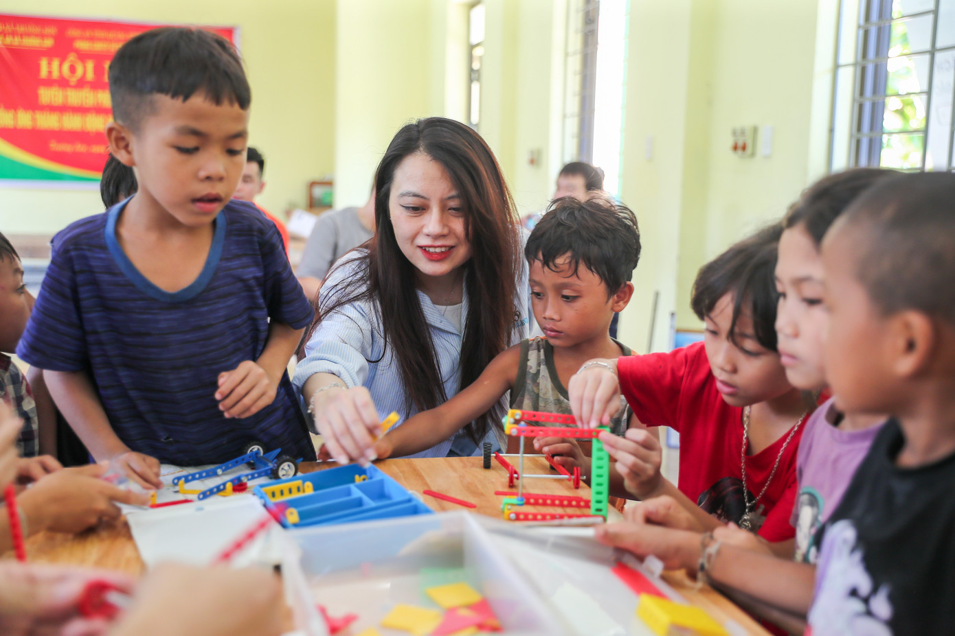 Ngày đầu "mở cửa" nhưng "Thư viện tránh lũ" đã thu hút nhiều bạn nhỏ trên địa bàn xã Trung Sơn. Ngày đầu "mở cửa" nhưng "Thư viện tránh lũ" đã thu hút nhiều bạn nhỏ trên địa bàn xã Trung Sơn.