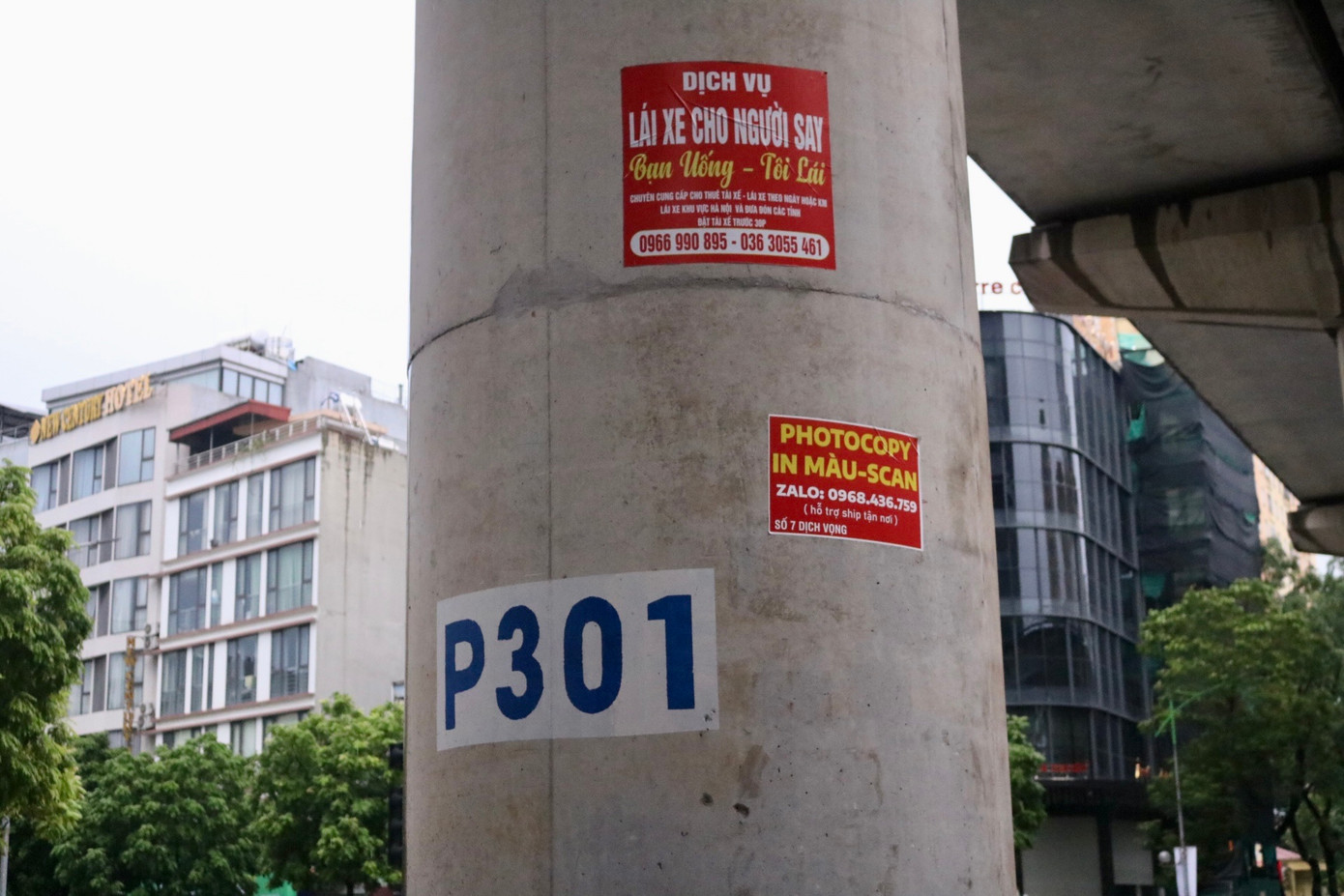 Ngoài những quảng cáo mới xuất hiện thì dọc tuyến đường sắt đô thị Nhổn - ga Hà Nội cũng lem nhem nhiều loại quảng cáo, sơn vẽ bôi bẩn khác như "cho thuê phòng trọ", " dịch vụ lái xe cho người say", " Photocopy in màu - scan"... Những quảng cáo này được dán khắp các trụ cầu của tuyến đường sắt.