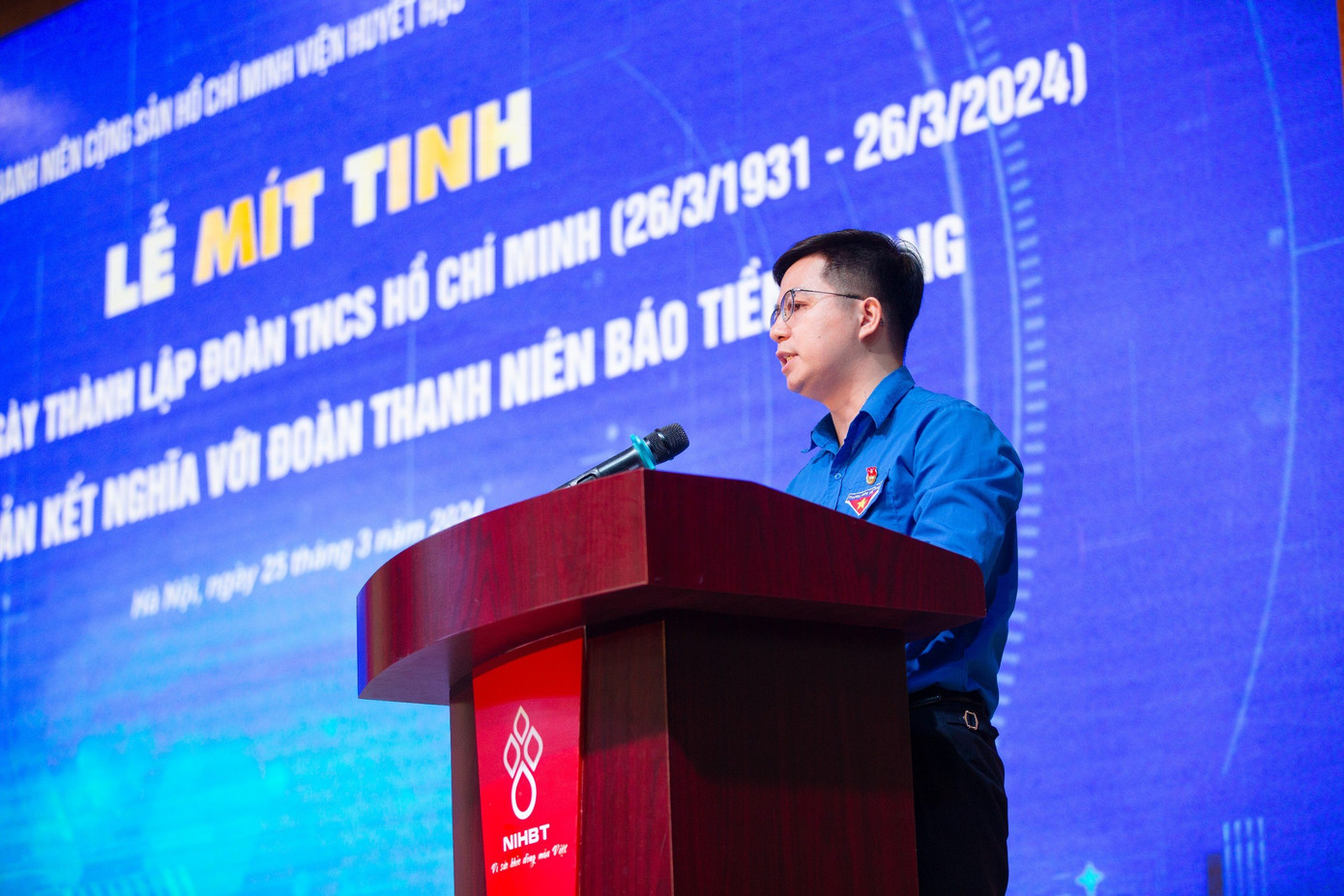 Anh Nguyễn Quốc Huy - Bí thư Đoàn Thanh niên Viện Huyết học - Truyền máu Trung ương phát biểu tại chương trình.