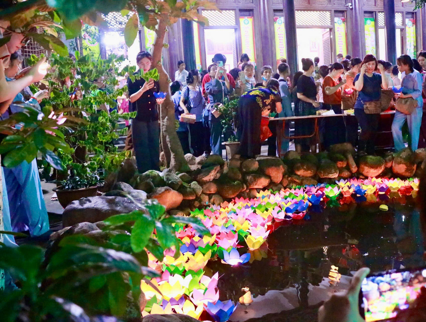 Sau khóa lễ, người dân sẽ thả đèn hoa đăng. Theo dân gian, hoa đăng là đèn hoa được thiết kế khá tỉ mỉ, soi sáng bởi một ngọn nến; là biểu tượng của ánh sáng thiện lương, cầu cho một năm mưa thuận gió hòa.